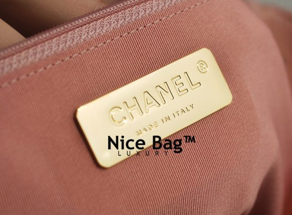 Chanel 19 Bag Hồng like authentic sử dụng chất liệu da cừu nguyên bản như chính hãng, sản xuất hoàn toàn bằng thủ công, cam kết chất lượng tốt nhất chuẩn 99% so với chính hãng, hàng có sẵn, full box và phụ kiện