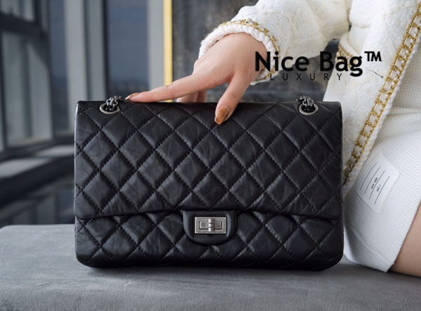 Chanel 2.55 Bag Black like authentic sử dụng chất liệu da bò ý nguyên bản như chính hãng, sản xuất hoàn toàn bằng thủ công, cam kết chất lượng tốt nhất chuẩn 99% so với chính hãng, full box và phụ kiện