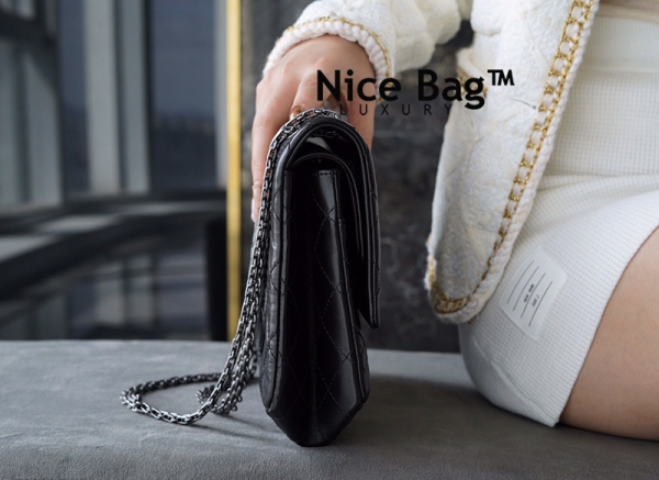 Chanel 2.55 Bag Black like authentic sử dụng chất liệu da bò ý nguyên bản như chính hãng, sản xuất hoàn toàn bằng thủ công, cam kết chất lượng tốt nhất chuẩn 99% so với chính hãng, full box và phụ kiện
