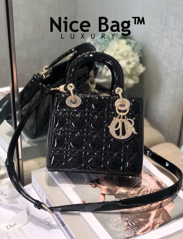 Dior Lady Bag Small Black Patent like authentic sử dụng chất liệu da bê nguyên bản như chính hãng, sản xuất hoàn toàn bằng thủ công, chuẩn 99% so với chính hãng, full box và phụ kiện