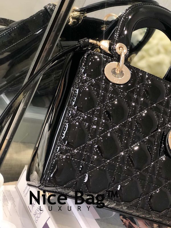 Dior Lady Bag Small Black Patent like authentic sử dụng chất liệu da bê nguyên bản như chính hãng, sản xuất hoàn toàn bằng thủ công, chuẩn 99% so với chính hãng, full box và phụ kiện