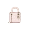Dior Lady Mini Bag Pink like authentic sử dụng chất liệu da nguyên bản như chính hãng, sản xuất hoàn toàn bằng thủ công, cam kết chất lượng tốt nhất chuẩn 99% so với chính hãng, full box và phụ kiện