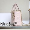 Dior Lady Mini Bag Pink like authentic sử dụng chất liệu da nguyên bản như chính hãng, sản xuất hoàn toàn bằng thủ công, cam kết chất lượng tốt nhất chuẩn 99% so với chính hãng, full box và phụ kiện