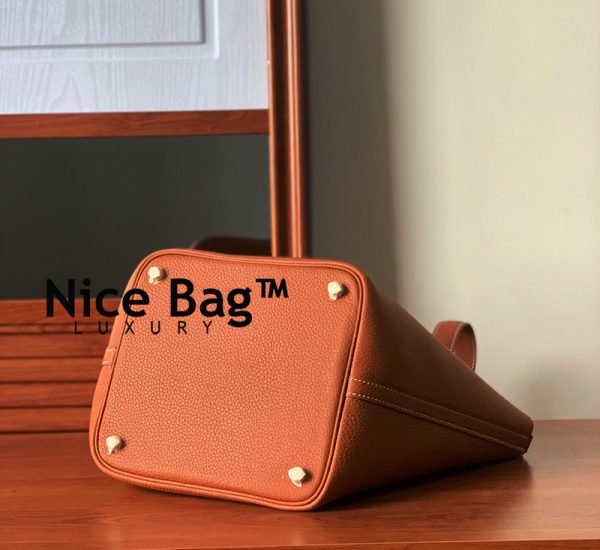 Hermes Picotin Lock 18 Togo Orange like authentic sử dụng chất liệu da bò nhập ý nguyên bản như chính hãng, sản xuất hoàn toàn bằng thủ công, cam kết chất lượng tốt nhất, chuẩn 99% so với chính hãng