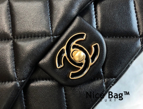 Chanel 22P Mini Square Flap Bag Black like authentic sử dụng chất liệu da cừu nguyên bản như chính hãng, sản xuất hoàn toàn bằng thủ công, cam kết chất lượng tốt nhất chuẩn 99% full box và phụ kiện