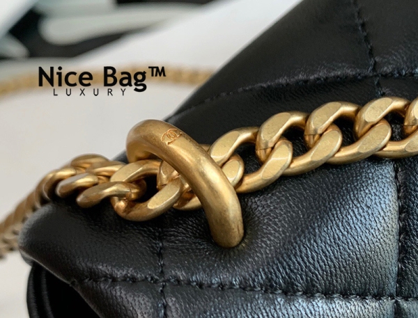 Chanel 22P Mini Square Flap Bag Black like authentic sử dụng chất liệu da cừu nguyên bản như chính hãng, sản xuất hoàn toàn bằng thủ công, cam kết chất lượng tốt nhất chuẩn 99% full box và phụ kiện