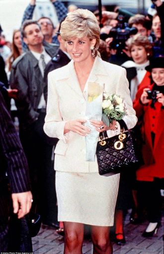 Cố công nương Diana xuất hiện cùng chiếc túi Lady Dior