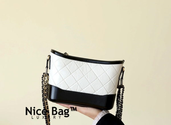 Chanel Gabrielle Hobo Bag Black And White like authentic sử dụng chất liệu da bê nguyên bản như chính hãng, sản xuất hoàn toàn bằng thủ công, cam kết chất lượng tốt nhất chuẩn 99% so với chính hãng, full box và phụ kiện