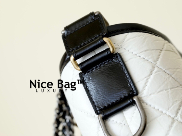 Chanel Gabrielle Hobo Bag Black And White like authentic sử dụng chất liệu da bê nguyên bản như chính hãng, sản xuất hoàn toàn bằng thủ công, cam kết chất lượng tốt nhất chuẩn 99% so với chính hãng, full box và phụ kiện