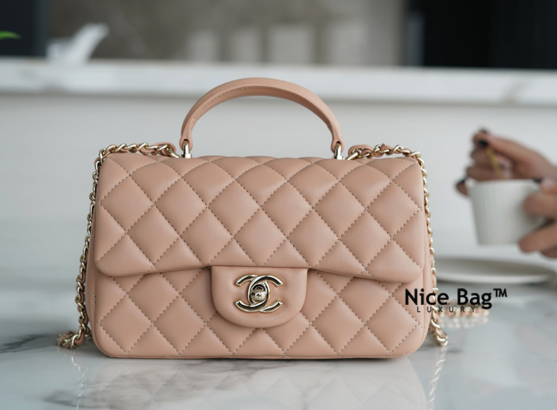 Chanel Mini Flap Bag With Top Handle Brown like authentic sử dụng chất liệu da cừu nguyên bản như chính hãng, sản xuất hoàn toàn bằng thủ công, cam kết chất lượng tốt nhất, chuẩn 99% full box và phụ kiện 