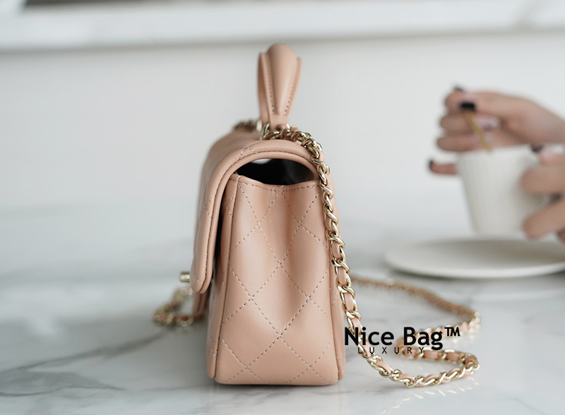 Chanel Mini Flap Bag With Top Handle Brown like authentic sử dụng chất liệu da cừu nguyên bản như chính hãng, sản xuất hoàn toàn bằng thủ công, cam kết chất lượng tốt nhất, chuẩn 99% full box và phụ kiện 