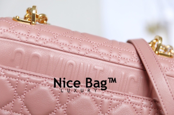 Dior Caro Small Bag Pink like authentic sử dụng chất liệu da bê nguyên bản như chính hãng, sản xuất hoàn toàn bằng thủ may tay 100% full box và phụ kiện cam kết chất lượng chuẩn 99% so với chính hãng