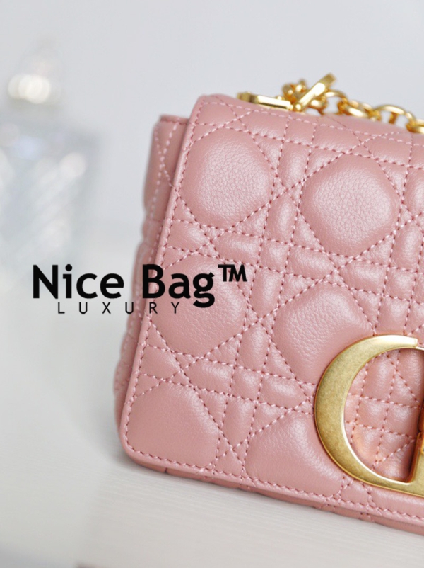 Dior Caro Small Bag Pink like authentic sử dụng chất liệu da bê nguyên bản như chính hãng, sản xuất hoàn toàn bằng thủ may tay 100% full box và phụ kiện cam kết chất lượng chuẩn 99% so với chính hãng