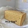 Dior Lady Bag Medium Natural Cannage Raffia like authentic sử dụng chất liệu sợi Raffia được dùng từ cọ châu phi. được làm hoàn toàn bằng thủ công, cam kết chất lượng tốt nhất chuẩn 99%