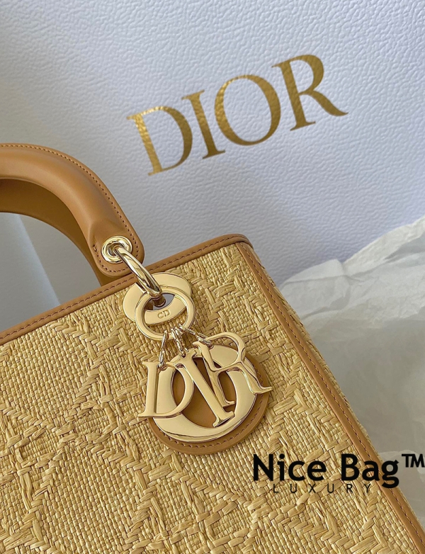 Dior Lady Bag Medium Natural Cannage Raffia like authentic sử dụng chất liệu sợi Raffia được dùng từ cọ châu phi. được làm hoàn toàn bằng thủ công, cam kết chất lượng tốt nhất chuẩn 99%
