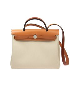 Hermes Herbag Zip Bag Cream like authentic sử dụng chất liệu da bò nhập ý, và vải cavans nguyên bản như chính hãng, sản xuất hoàn toàn bằng thủ công, cam kết chất lượng chuẩn 99% full box và phụ kiện