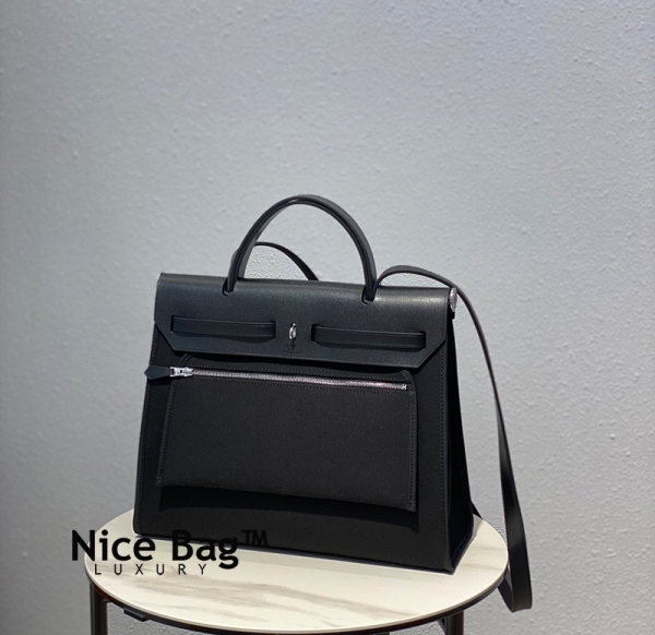 Hermes Herbag Zip Bag Black like authentic sử dụng chất liệu vải cavan và chất liệu da bò nhập ý nguyên bản như chính hãng, sản xuất bằng thủ công 100% cam kết chất lượng tốt nhất