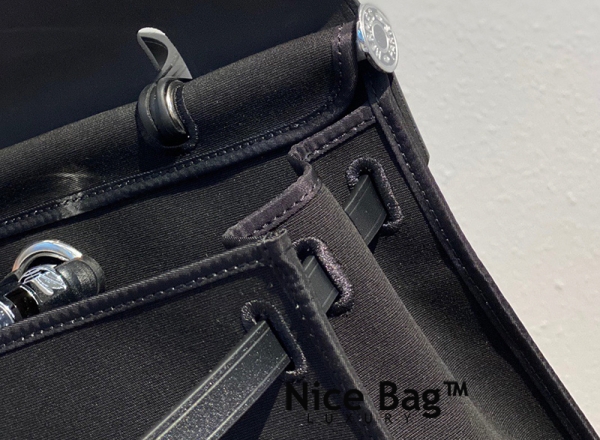 Hermes Herbag Zip Bag Black like authentic sử dụng chất liệu vải cavan và chất liệu da bò nhập ý nguyên bản như chính hãng, sản xuất bằng thủ công 100% cam kết chất lượng tốt nhất
