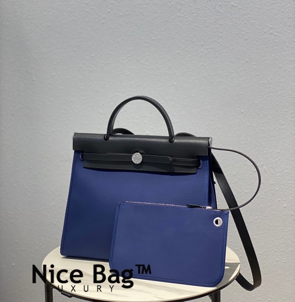 Hermes Herbag Zip Bag Blue Black like authentic sử dụng chất liệu da bê nhập ý và vải cavans nguyên bản như chính hãng, tất cả đều được làm thủ công 100% full box và phụ kiện, cam kết chất lượng tốt nhất chuẩn 99%