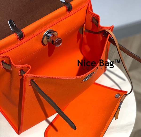 Hermes Herbag Zip Bag Orange Brown like authentic sử dụng chất liệu vải cavan và da bò nhập ý nguyên bản so với chính hãng, sản xuất hoàn toàn bằng thủ công, cam kết chất lượng tốt nhất