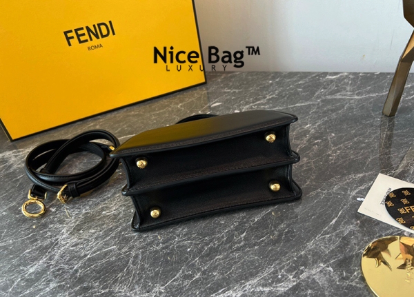 Fendi Peekaboo Mini Bag Black like authentic chất lượng víp nhất hiện nay được sử dụng chất liệu da bê, được may hoàn toàn bằng thủ công, cam kết chất lượng tốt nhất chuẩn 99%