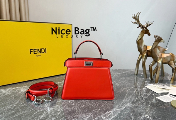 Fendi Peekaboo Mini Bag red like authentic vip nhất hiện nay sử dụng chất liệu da bê bên ngoài và da cừu bên trong, nguyên bản như chính hãng, sản xuất hoàn toàn bằng thủ công, cam kết chất lượng tốt nhất. full box và phụ kiện