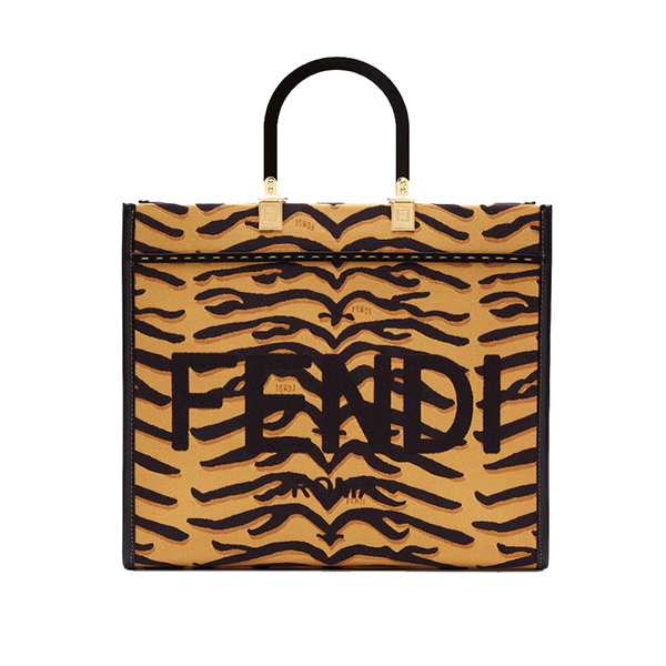 Fendi Sunshine Medium Shopper Bag From The Spring Festival Capsule Collection like authentic chất lượng vip, sử dụng chất liệu bằng vải jacquard có họa tiết Con hổ nguyên bản so với chính hãng, được làm hoàn toàn bằng thủ công, cam kết chất lượng tốt nhất chuẩn 99%