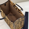 Fendi Sunshine Medium Shopper Bag From The Spring Festival Capsule Collection like authentic chất lượng vip, sử dụng chất liệu bằng vải jacquard có họa tiết Con hổ nguyên bản so với chính hãng, được làm hoàn toàn bằng thủ công, cam kết chất lượng tốt nhất chuẩn 99%