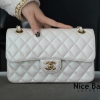 Chanel Classic Handbag White Lambskin like authentic chất lượng vip nhất hiện nay được sử dụng chất liệu da cừu nguyên bản như chính hãng, kim loại mạ vàng 24k, được may thủ công tay 100% cam kết chất lượng tốt nhất, full box và phụ kiện