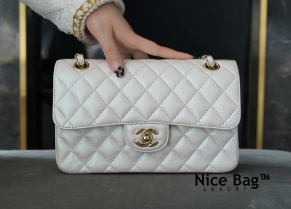 Chanel Classic Handbag White Lambskin like authentic chất lượng vip nhất hiện nay được sử dụng chất liệu da cừu nguyên bản như chính hãng, kim loại mạ vàng 24k, được may thủ công tay 100% cam kết chất lượng tốt nhất, full box và phụ kiện