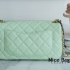 Chanel Lambskin Quilted Mini CC Pearl Crush Rectangular Flap Green like authentic chất lượng vip nhất hiện nay, sử dụng chất liệu da cừu nguyên bản như chính hãng, được sản xuất hoàn toàn bằng thủ công, cam kết chất lượng tốt nhất