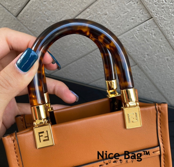 Fendi Sunshine Shopper Brown Leather Mini Bag like authentic chất lượng vip, sử dụng nguyên liệu chính hãng, da bê, được làm hoàn toàn bằng thủ công, cam kết chất lượng tốt nhất
