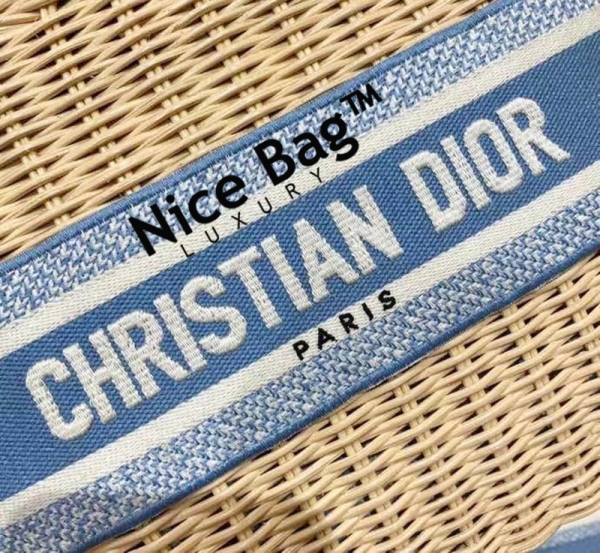 Dior Lady Bag Medium Natural Wicker And Cornflower Blue Dior Oblique Jacquard like authentic chất lượng víp nhất hiện nay được kết hợp từ da và được đan thủ công hoàn toàn với cây liểu gai, cùng loại chất liệu của hãng, chuẩn 99% cam kết chất lượng tốt nhất