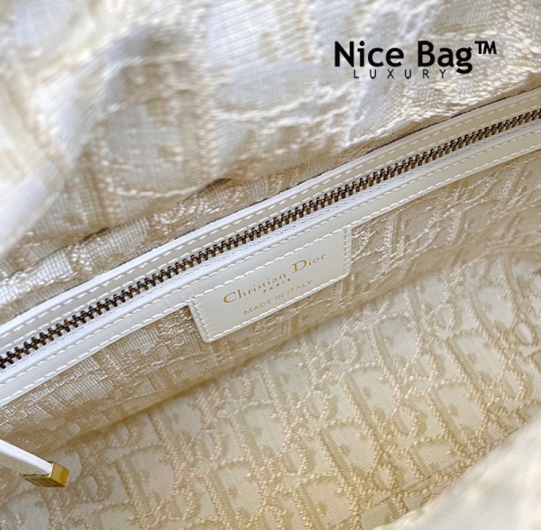 Dior Lady Bag Medium Natural Wicker And Latte Dior Oblique Jacquard like authentic chất lượng víp nhất hiện nay được kết hợp từ da và được đan thủ công hoàn toàn với cây liểu gai, cùng loại chất liệu của hãng, chuẩn 99% cam kết chất lượng tốt nhất