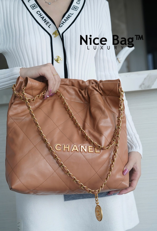 Chanel 22 Handbag Camel like authentic chất lượng vip nhất hiện nay, sử dụng chất liệu da bê hiệu ứng bóng, nguyên bản như chính hãng, được sản xuất hoàn toàn bằng thủ công, cam kết chất lượng tốt nhất, chuẩn 99% so với chính hãng