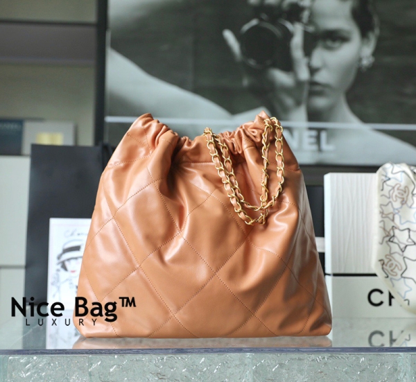Chanel 22 Handbag Camel like authentic chất lượng vip nhất hiện nay, sử dụng chất liệu da bê hiệu ứng bóng, nguyên bản như chính hãng, được sản xuất hoàn toàn bằng thủ công, cam kết chất lượng tốt nhất, chuẩn 99% so với chính hãng