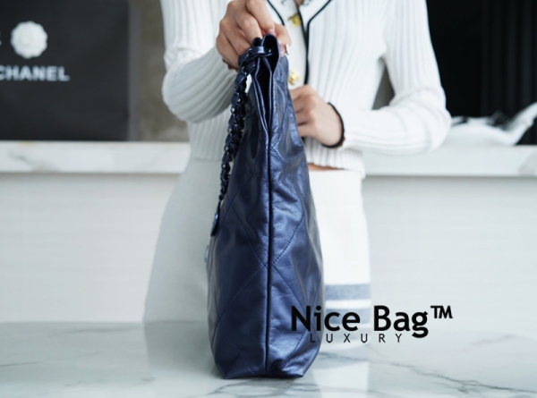 Chanel 22 Small Handbag blue navy like authentic chất lượng vip nhất hiện nay, sử dụng chất liệu da bê hiệu ứng bóng, nguyên bản như chính hãng, được sản xuất hoàn toàn bằng thủ công, cam kết chất lượng tốt nhất chuẩn 99%