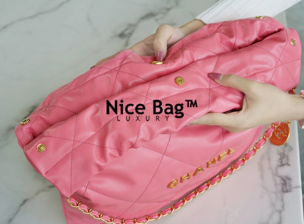 Chanel 22 Small Handbag Pink like authentic chất lượng vip nhất hiện nay, sử dụng chất liệu da bê hiệu ứng bóng, nguyên bản như chính hãng, được sản xuất hoàn toàn bằng thủ công, cam kết chất lượng tốt nhất chuẩn 99%