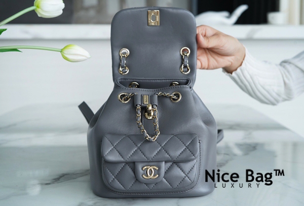Balo Chanel Mini Duma Backpack Gray like authentic chất lượng vip nhất hiện nay, sử dụng chất liệu da cừu, được làm thủ công 100% full box và phụ kiện, hỗ trợ trả góp bằng thẻ tín dụng