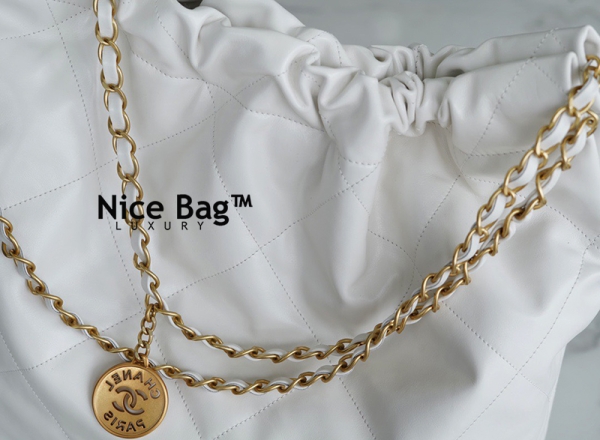 Chanel 22 Handbag White like authentic, cam kết chất lượng víp nhất hiện nay, sử dụng chất liệu da cừu nguyên bản, làm bằng thủ công bằng thay, chuẩn 99% full box và phụ kiện, hỗ trợ trả góp bằng thẻ tín dụng