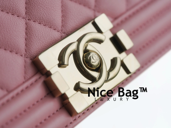 Chanel Boy Bag Pink like authentic chất lượng vip nhất hiện nay, sử dụng chất liệu da cừu nguyên bản như chính hãng, được may thủ công hoàn toàn 100%, full box và phụ kiện, hộ trợ trả góp bằng thẻ tín dụng