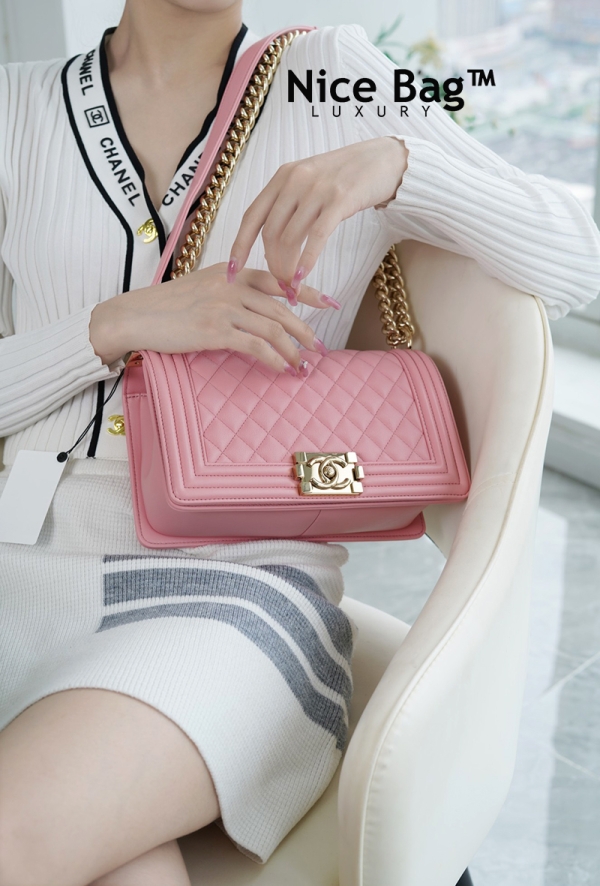 Chanel Boy Bag Pink like authentic chất lượng vip nhất hiện nay, sử dụng chất liệu da cừu nguyên bản như chính hãng, được may thủ công hoàn toàn 100%, full box và phụ kiện, hộ trợ trả góp bằng thẻ tín dụng