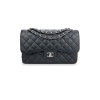 Chanel Classic Bag Medium Black Silver like authentic chất lượng víp nhất hiện nay, sử dụng chất liệu da nguyên bản như chính hãng, sản xuất bằng thủ công tay 100%, chuẩn 99% so với chính hãng, full box và phụ kiện