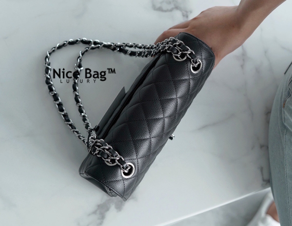 Chanel Classic Bag Medium Black Silver like authentic chất lượng víp nhất hiện nay, sử dụng chất liệu da nguyên bản như chính hãng, sản xuất bằng thủ công tay 100%, chuẩn 99% so với chính hãng, full box và phụ kiện