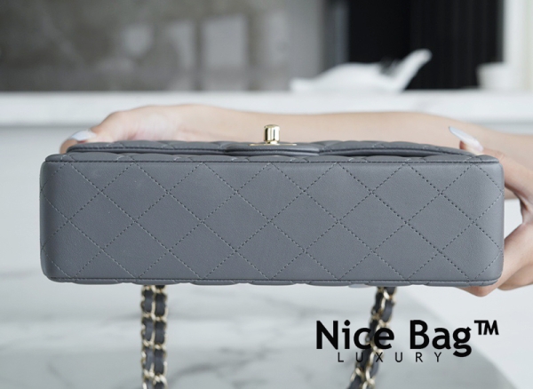 Bhanel Classic Bag Medium Dark Gray like authentic, chất lượng vip nhất hiện nay, sử dụng chất liệu da cừu, kim loại mạ vàng 24k, chuẩn 99% so với chính hãng, cam kết chất lượng tốt nhất, full box và phụ kiện