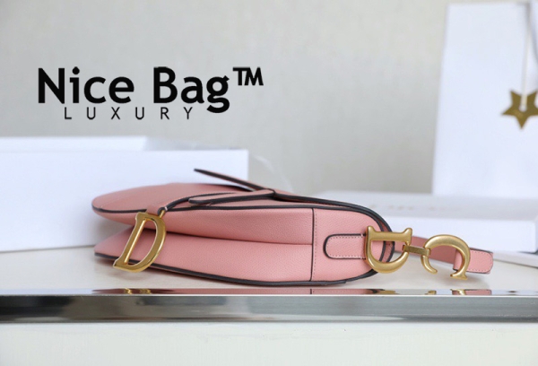 Dior Saddle Bag Pink like authentic sử dụng chất liệu da bê dập vân nguyên bản như chính hãng, full box và phụ kiện, cam kết chất lượng tốt nhất