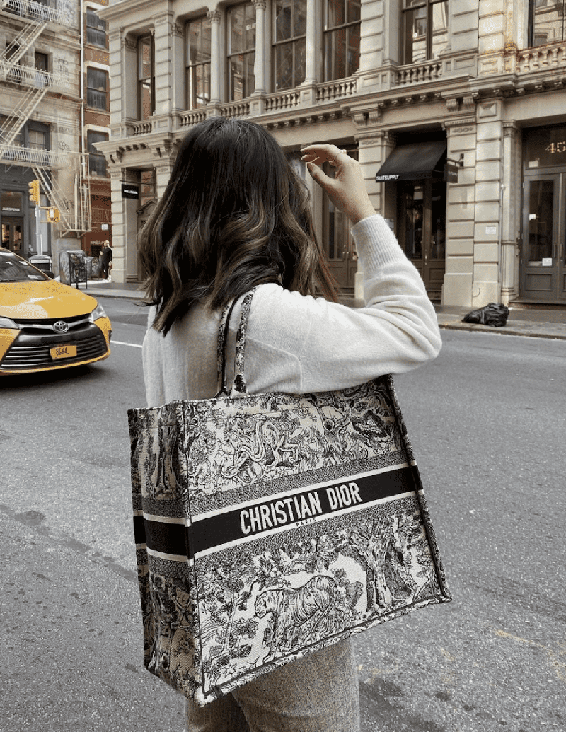 Túi Xách Dior Book Tote Bag Like Authentic sử dụng chất liệu chính hãng, sản xuất hoàn toàn bằng thủ công, cam kết chất lượng tốt nhất, chuẩn 99% so với chính hãng