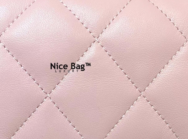 Chanel Mini Flap Bag Lambskin Light Pink like authentic cam kết chất lượng tốt nhất chuẩn 99% so với chính hãng, sử dụng chất liệu da cừu, kim loại màu vàng, được làm bằng thủ công 100% full box và phụ kiện