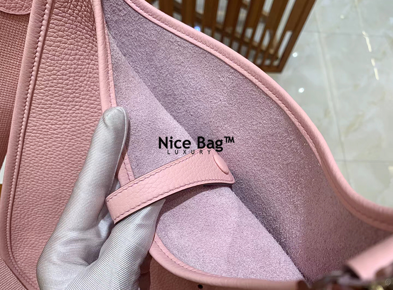 Hermes Evelyne 29 Togo Bag Pink Chất lượng vip nhất hiện nay, sử dụng chất liệu da bò togo nhập ý, được làm thủ công 100%. chuẩn 99% so với chính hãng, full box và phụ kiện