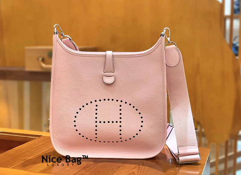 Hermes Evelyne 29 Togo Bag Pink Chất lượng vip nhất hiện nay, sử dụng chất liệu da bò togo nhập ý, được làm thủ công 100%. chuẩn 99% so với chính hãng, full box và phụ kiện